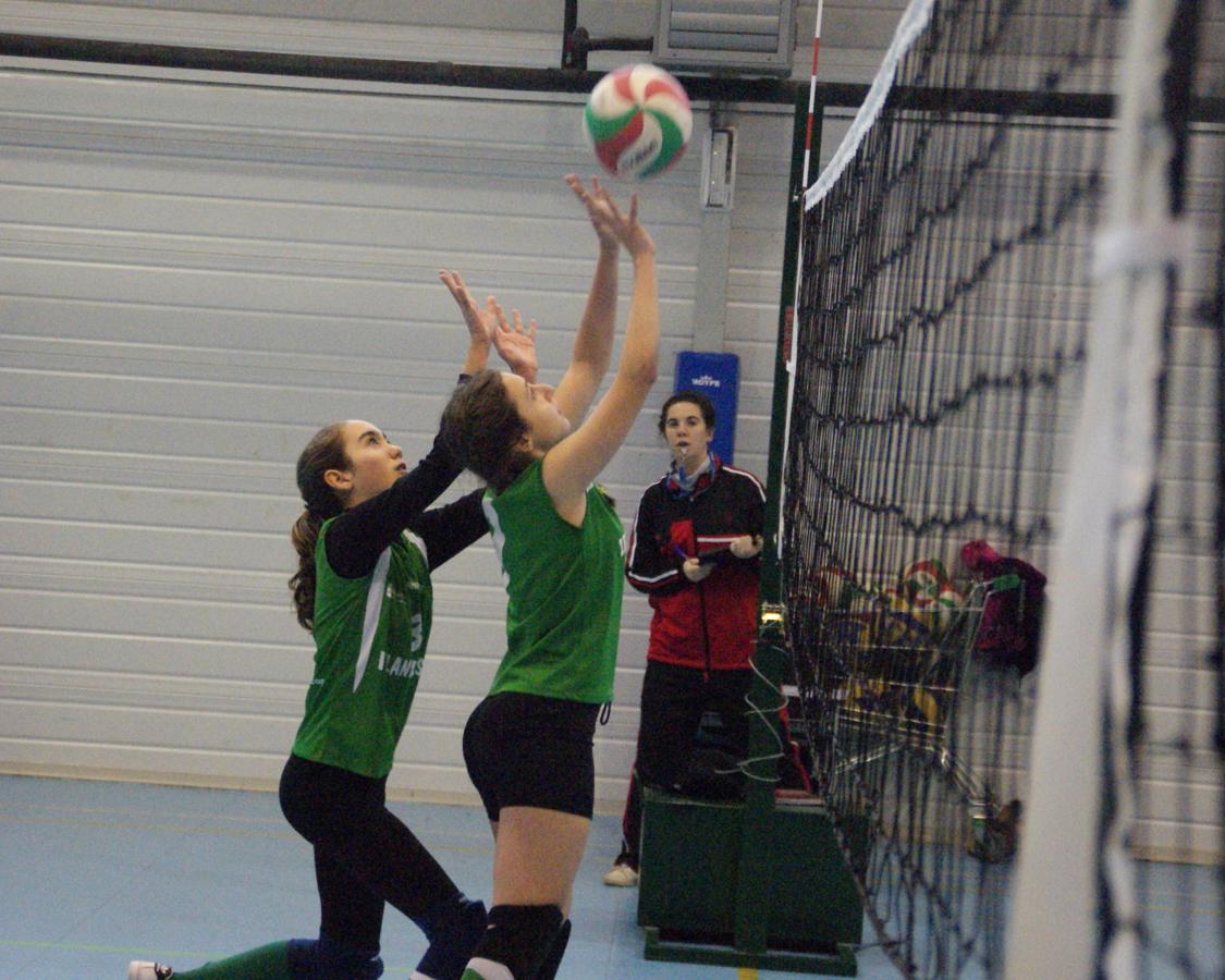 Las mejores imágenes del partido de voleibol que enfrentó al Antamira y al Irlandesas