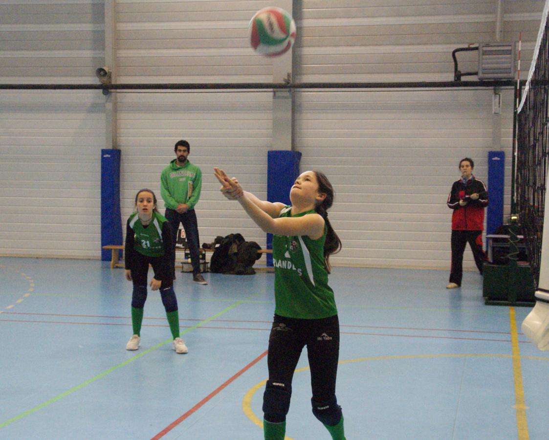 Las mejores imágenes del partido de voleibol que enfrentó al Antamira y al Irlandesas