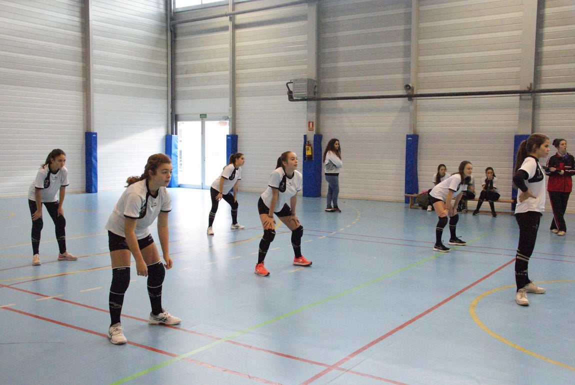 Las mejores imágenes del partido de voleibol que enfrentó al Antamira y al Irlandesas