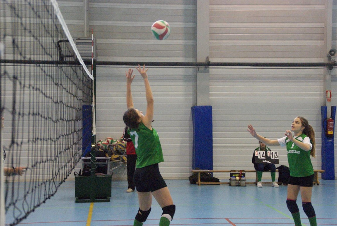 Las mejores imágenes del partido de voleibol que enfrentó al Antamira y al Irlandesas