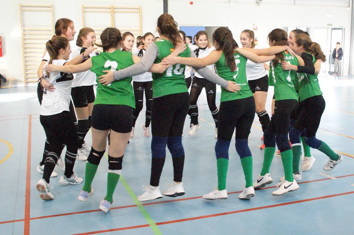 Las mejores imágenes del partido de voleibol que enfrentó al Antamira y al Irlandesas