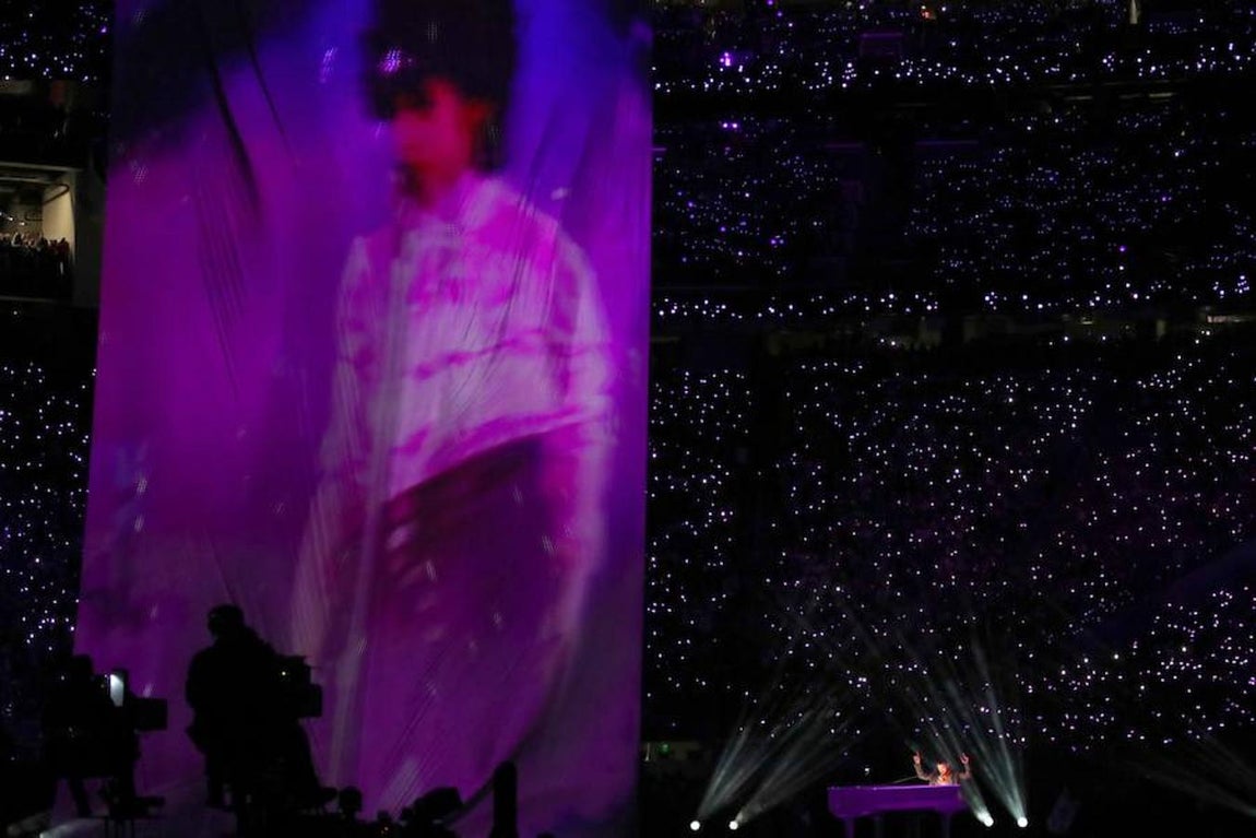 En algo menos de diez minutos, el cantante estadounidense puso todos sus «hits» en el asador para asegurar una actuación animada, bailable e, incluso, cantable. 