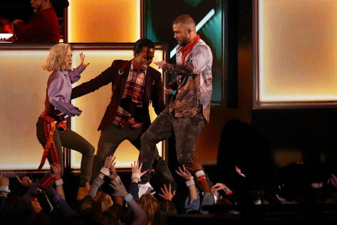 En algo menos de diez minutos, el cantante estadounidense puso todos sus «hits» en el asador para asegurar una actuación animada, bailable e, incluso, cantable. 