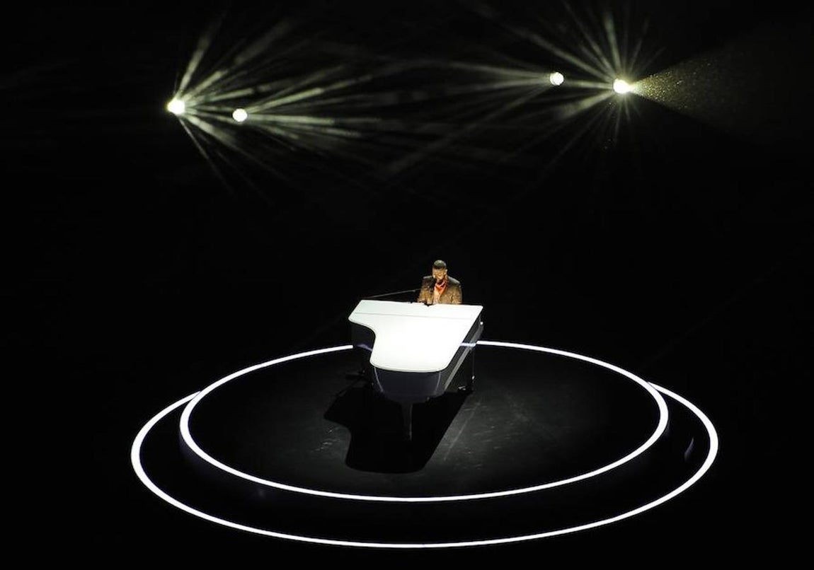 En algo menos de diez minutos, el cantante estadounidense puso todos sus «hits» en el asador para asegurar una actuación animada, bailable e, incluso, cantable. 