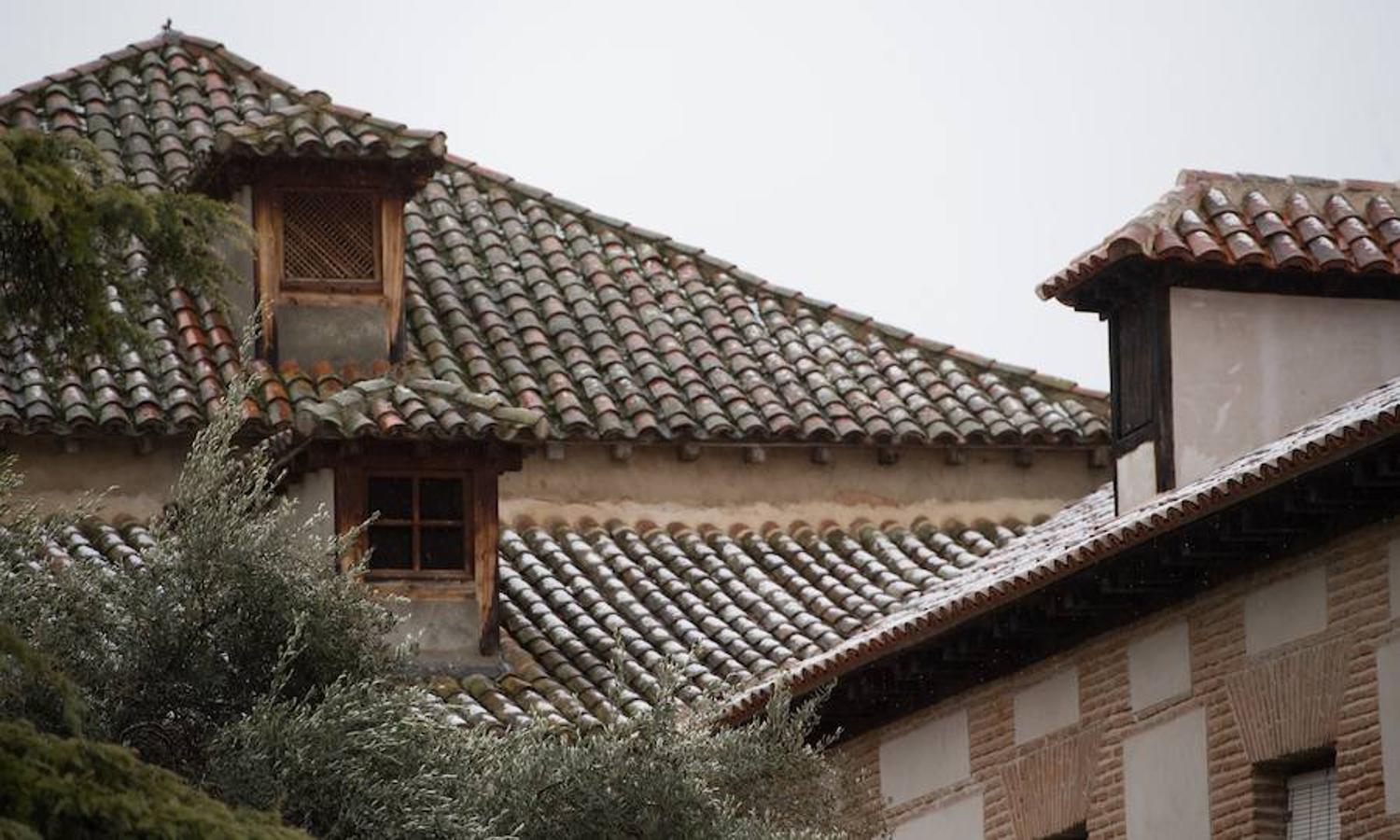 Los tejados de Alcalá de Henares se han cubierto de nieve.. 
