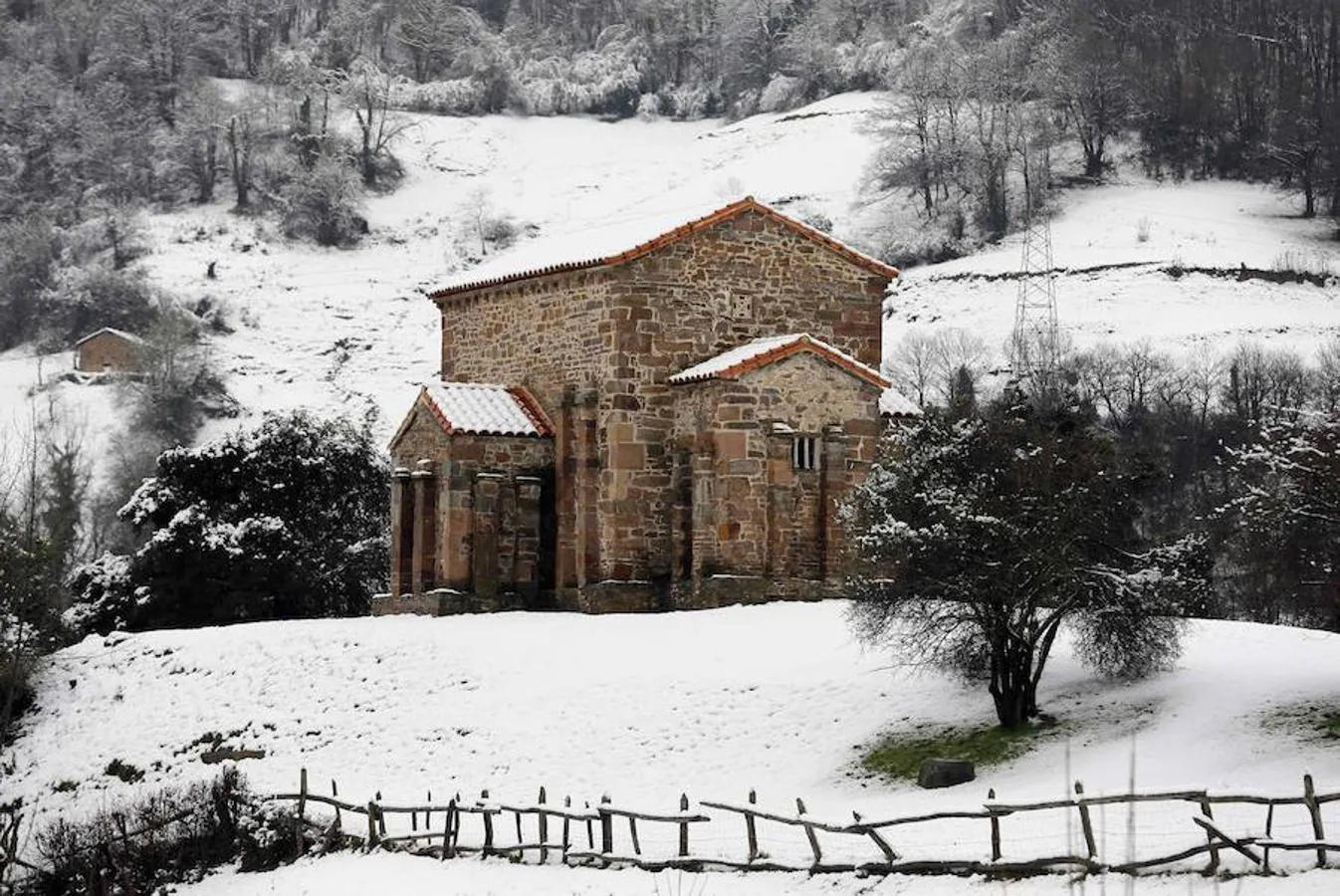 Aspecto que presenta este lunes la iglesia prerrománica de Santa Cristina de Lena (Pola de Lena, Asturias), declarada por la Unesco Patrimonio de la Humanidad en 1985.. 