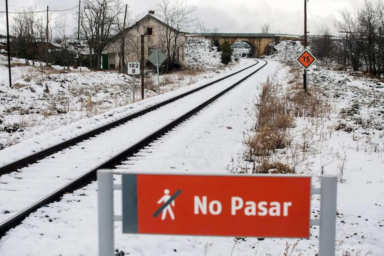 Detalle de la nieve sobre la línea férrea Sagunto-Teruel en las proximidades de Barracas, en Castellón.. 