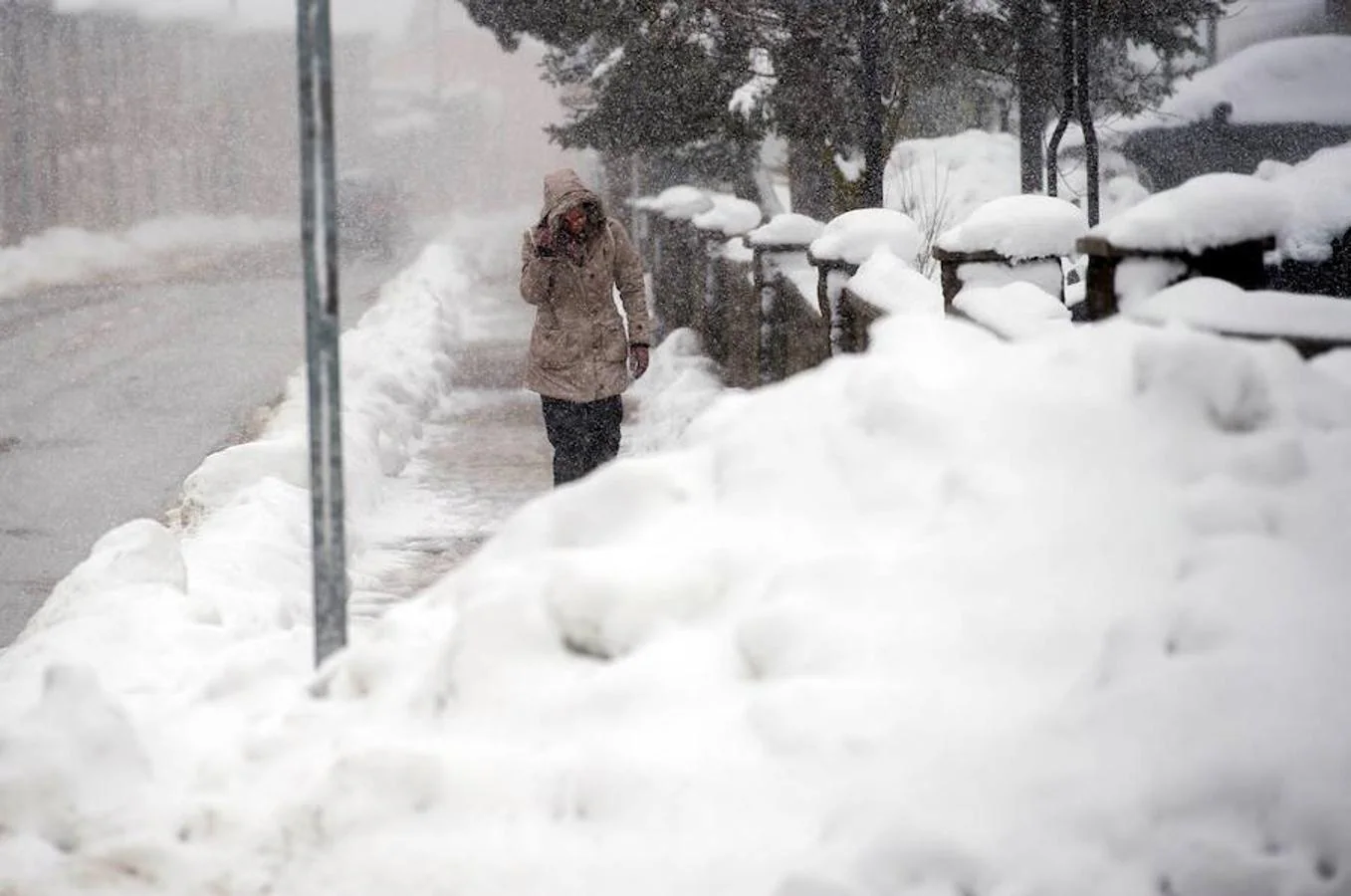 Una mujer camina entre la nieve en la localidad cántabra de Reinosa, cuya comunidad se encuentra en alerta naranja por nieve que la Agencia Estatal de Meteorología (AEMET). 