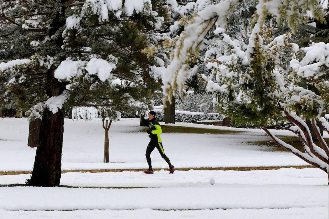 Frío y nieve en la ciudad de Teruel, donde la Agencia Estatal de Meteorología (Aemet) mantiene activada la alerta amarilla por nevadas en Albarracín y Jiloca, Gúdar y Maestrazgo, por nevadas de hasta 10 centímetros de espesor. 
