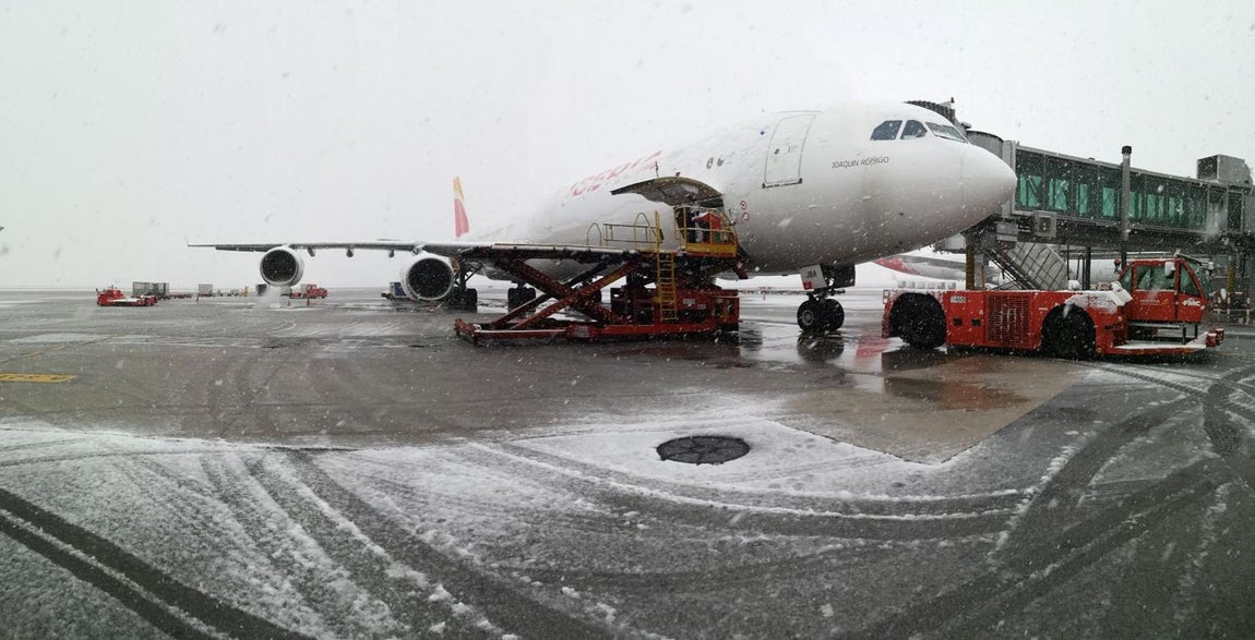 9.. Los aviones del aeropuerto de Barajas cubiertos por la nieve
