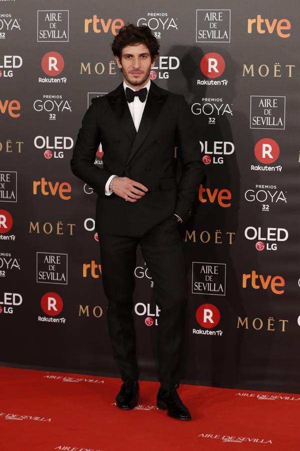 Doble botonadura. El actor Quim Gutierrez se decantó por un esmoquin negro de doble botonadura de Dsquared2 que combinó con una pajarita más grande de lo habitual.