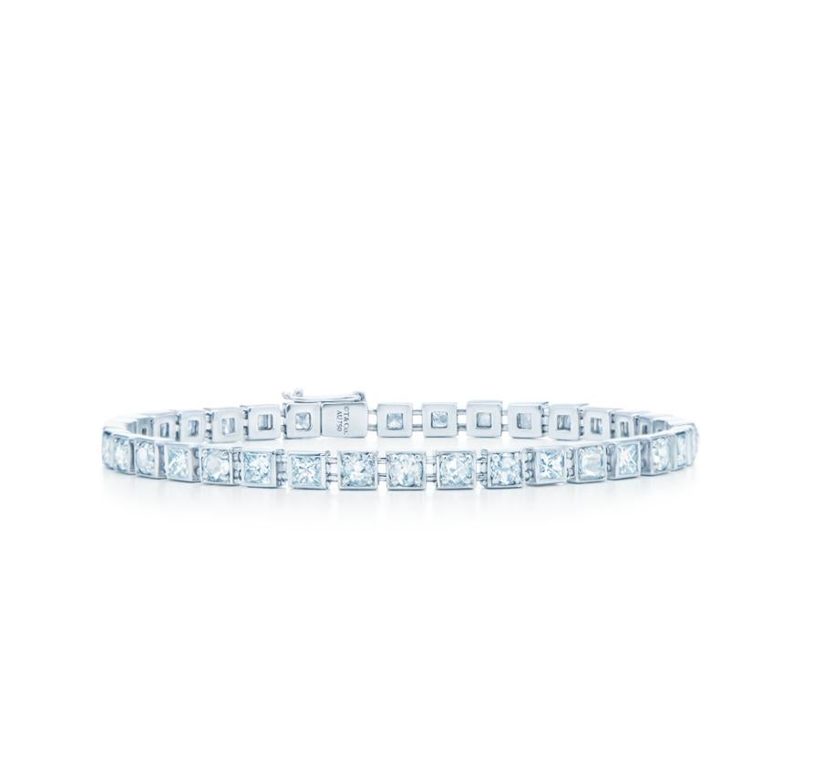 Diamantes. La pulsera Diamond Line, de la emblemática joyería que encandiló a Holly Golightly, es una gran apuesta. Nunca pasa de moda, es discreta y elegante. Está hecha de oro blanco de 18 quilates con diamantes en talla marquesa y talla rosa. Precio: 18.700 euros