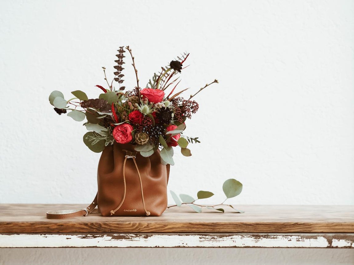 Bolso con flores. El bolso Isa de edición limitada llegará el 14 de febero a domicilio a sólo 12 afortunadas. La piel está confeccionada de manera artesanal, las flores corren a cargo de Elisabeth Blumen. Precio: desde 120 euros.
