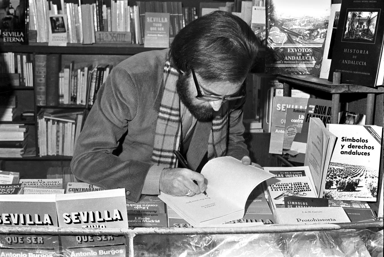 Antonio Burgos en la feria del libro firmando ejemplares de su «Sevilla tuvo que ser» (c. 1981)