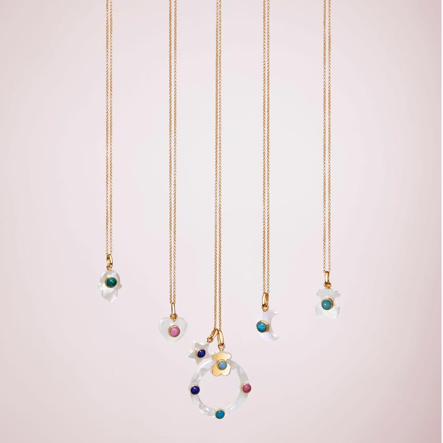 Joyas. La propuesta de la marca española es de lo más novedosa para San Valentín: olividar el amor romántico y centrarnos en el amor universal. Regalar en esta fecha a una madre, una hermana, una amiga o una hija va a ser una sorpresa de las que dejan huella. Especialmente diseñadas para este fin, la colección «Celebrate all your tender loves» es una oda al amor. Precio: las piezas rondan los 100 euros