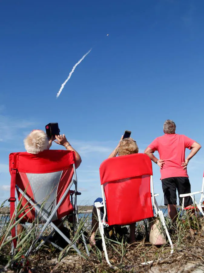 Cientos de personas cogieron sitio para ver en directo el despegue del Falcon Heavy. 