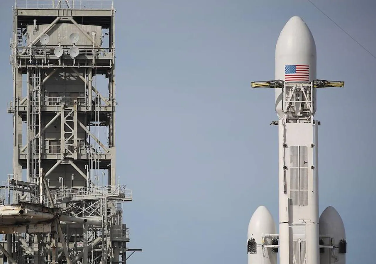 Detalle del Falcon Heavy dos días antes del despegue. Este cohete alcanzó el cielo desde la misma plataforma de lanzamiento que la NASA utilizó para las misiones estadounidenses la luna hace cuatro décadas. 