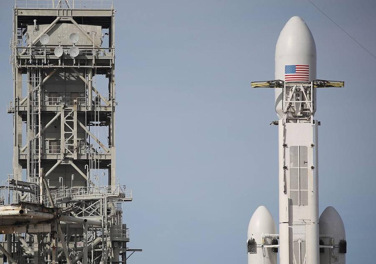 Detalle del Falcon Heavy dos días antes del despegue. Este cohete alcanzó el cielo desde la misma plataforma de lanzamiento que la NASA utilizó para las misiones estadounidenses la luna hace cuatro décadas. 