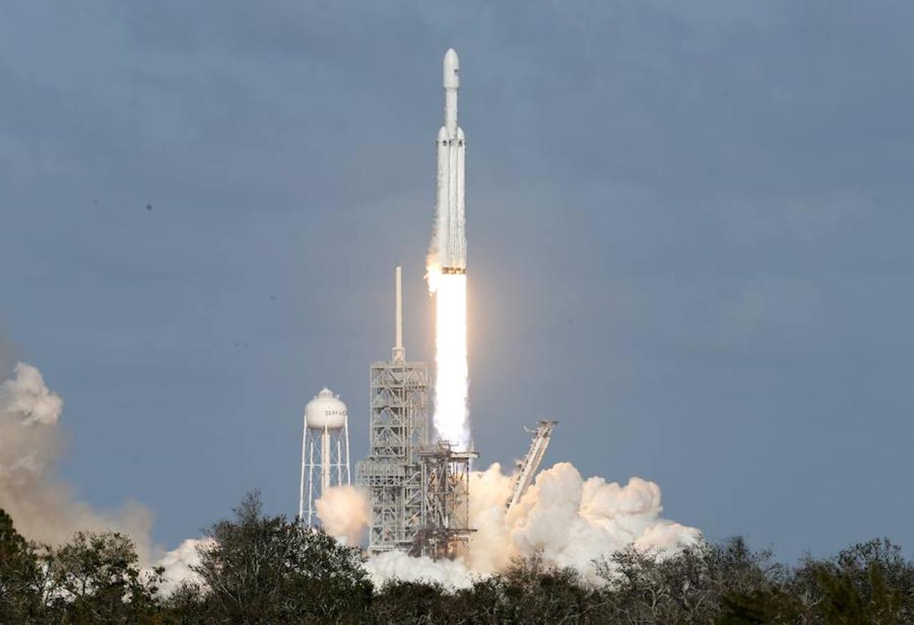 Momento del despegue del Falcon Heavy, el cohete operativo más potente del mundo. Es el aparato más grande desde el Apolo (tiene 27 motores) y alcanzó el cielo desde la misma plataforma de lanzamiento que la NASA utilizó para las misiones estadounidenses la luna hace cuatro décadas. 