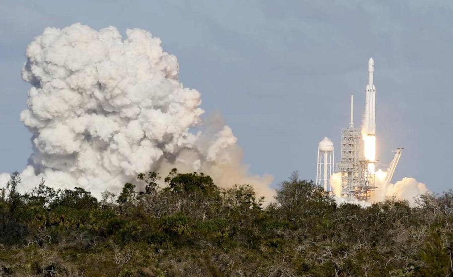 Momento del despegue del Falcon Heavy, el cohete operativo más potente del mundo. Es el aparato más grande desde el Apolo (tiene 27 motores) y alcanzó el cielo desde la misma plataforma de lanzamiento que la NASA utilizó para las misiones estadounidenses la luna hace cuatro décadas. 