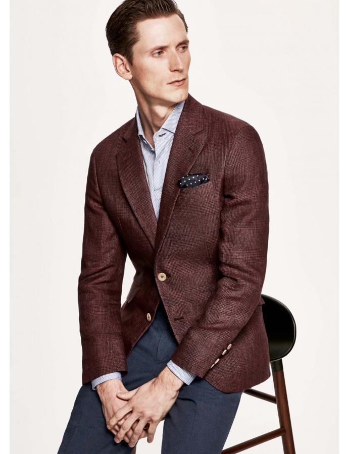 Para fashionistas. La americana es un básico de fondo de armario de este tipo de hombres. Apuesta por un modelo más especial que rompa con los clásicos pero siempre acorde a su estilo. Modelo de lino con estampado de cuadros en color burdeos. (Precio: 650 euros)