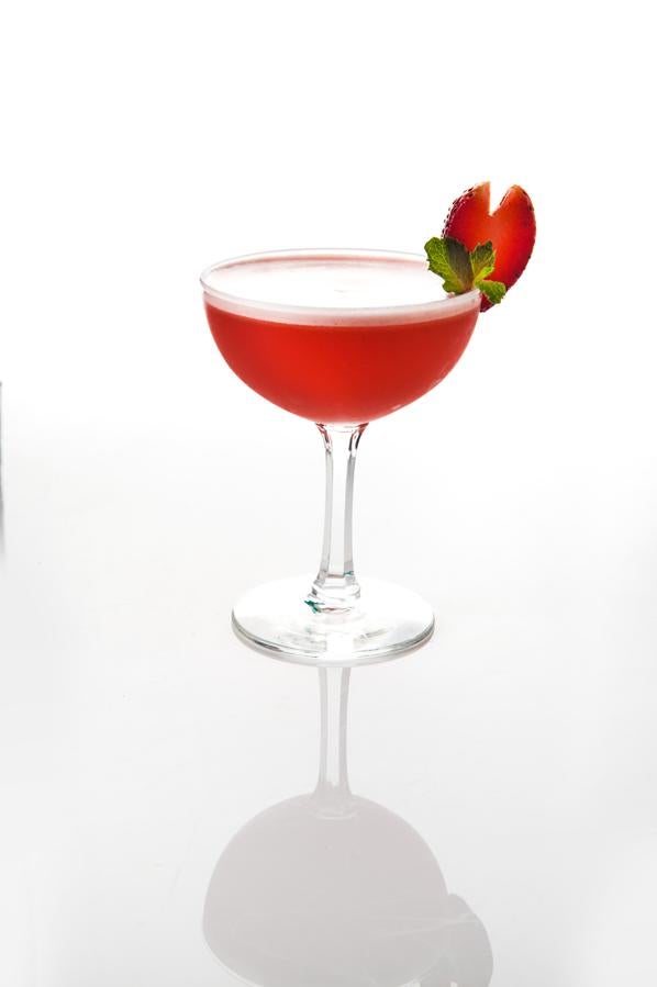 Para sibaritas. Transpórtale a Filipinas con un ron premium que es pura esencia del país como matices de vainilla, miel y fruta caramelizada. Sorprende a tu pareja preparándole el cóctel que propone Don Papa: 'The Clover'. Mezcla en una coctelera fresas machacadas, añade licor de cacao, zumo de lima, media clara de huevo y el ron; agitar y servir en una copa de champagne. Todos los ingredientes para disfrutar de la noche más romántica del año.