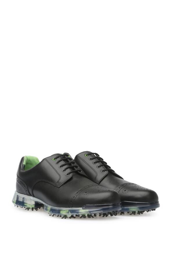 Para deportistas. Zapatillas de golf en piel con detalles de calado. (Precio: 295 euros)