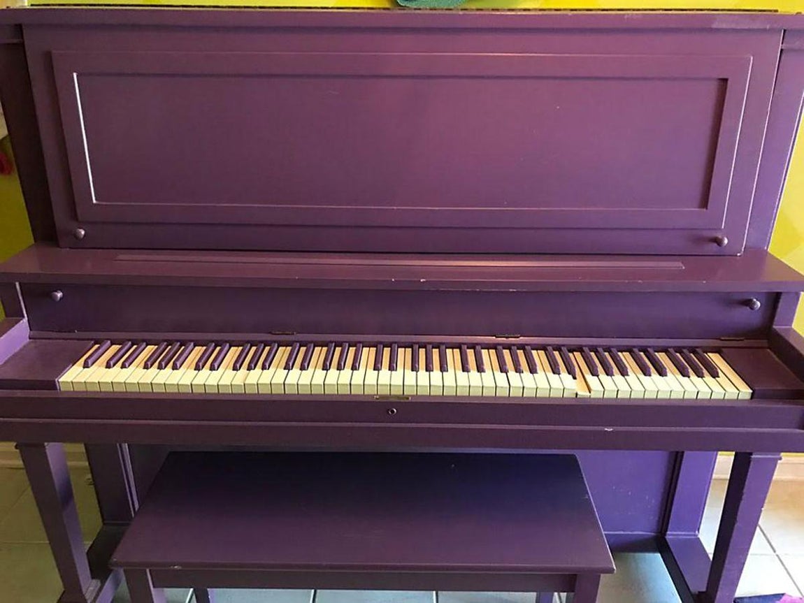 Piano vertical. El piano favorito de Prince fue un regalo, le encantaba el sonido de anillo. Fue su equipo de gira quien lo recogió y lo instaló en su vivienda de Los Ángeles en 1978. En algunas ocasiones se despertaba durante la madrugada y corría a tocar el piano porque «Dios le había acercado canciones que tenía que tocar allí mismo, sin importar nada más». El piano era de color rosa, pero lo pintó de púrpura después de abrir «Gran Slam».