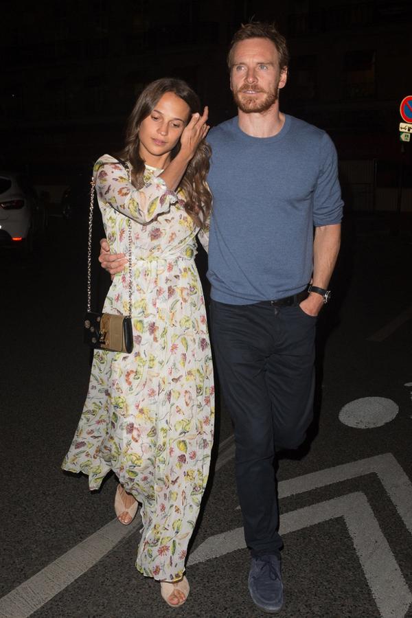 Alicia Vikander y Michael Fassbender. En la calle ambos prefieren apostar por la comodidad y la sencillez aunque no por ello se dejan el estilo en casa. Alicia con vestidos vaporosos, jeans o faldas boho y Michael con clásicos chicos, pantalones vaqueros y jerséis de colores básicos
