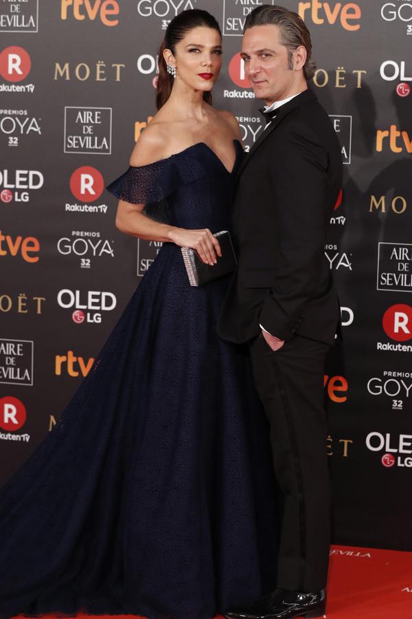 Juana Acosta y Ernesto Alterio. Llevan 14 años juntos y son una de las parejas mejor vestidas sobre la alfombra roja. De hecho, no hay entrega de premios, premiére o certamen de cine al que acudan y no logren acaparar gran parte de los flashes. Los looks sofisticados y arrebatadores de la colombiana y el argentino siempre conquistan.