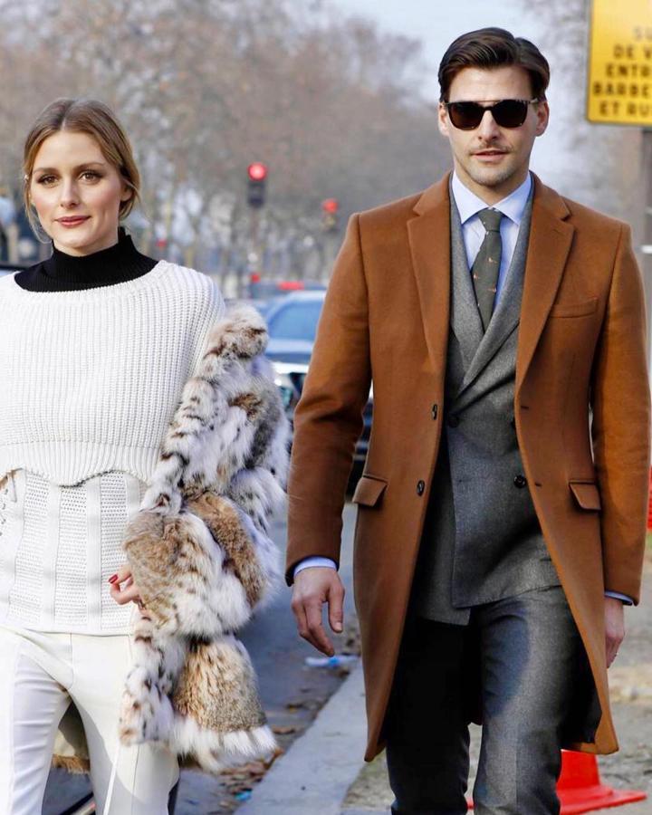 Olivia Palermo y Johaness Huebl. Una de las parejas ‘it’ por excelencia. Siempre elegantes, acertados y sofisticados, parece imposible pillarles en un renuncio. Cierto es que la percha de ambos acompaña, pero han sabido explotar su vestidor de la mejor manera posible. Un buen ejemplo fue su boda, en la que ambos supieron marcar tendencia en el mundo nucpcial.