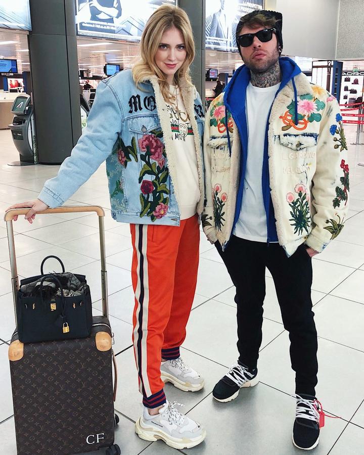 Chiara Ferragni y Fedez. La bloguera convertida en empresaria y su futuro marido, el rapero Fedez, convierten en oro todo lo que tocan (y agotan cada prenda que lucen). En sus looks no faltan los vaqueros rotos, las cazadoras tipo bomber, las gorras y, por supuesto, las zapatillas de deporte.