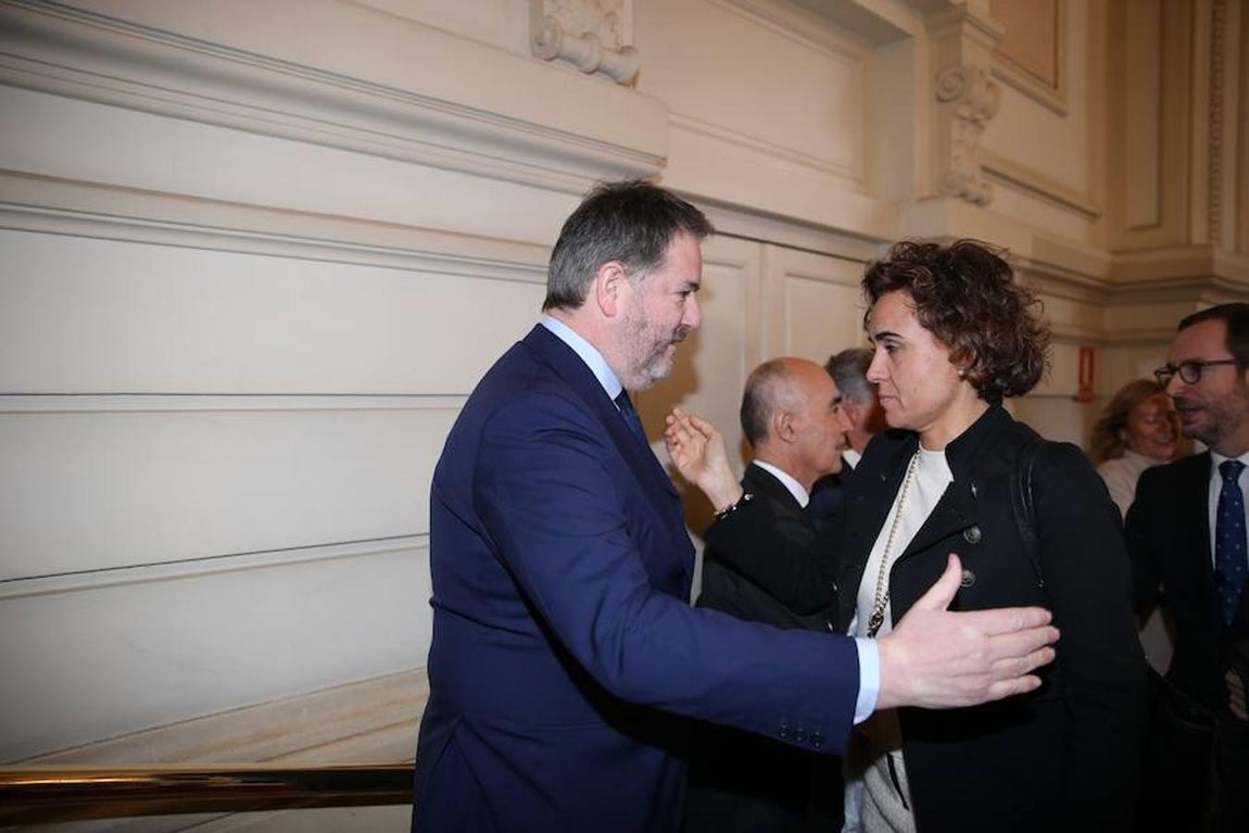 La ministra de Sanidad, Dolors Montserrat, saluda al director de ABC, Bieito Rubido.. 