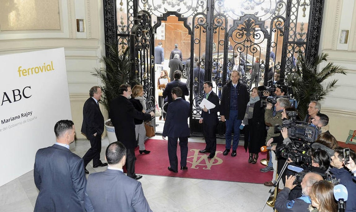 Los invitados llegan al Foro ABC-Deloitte, , celebrado este jueves en el Casino de Madrid.. 