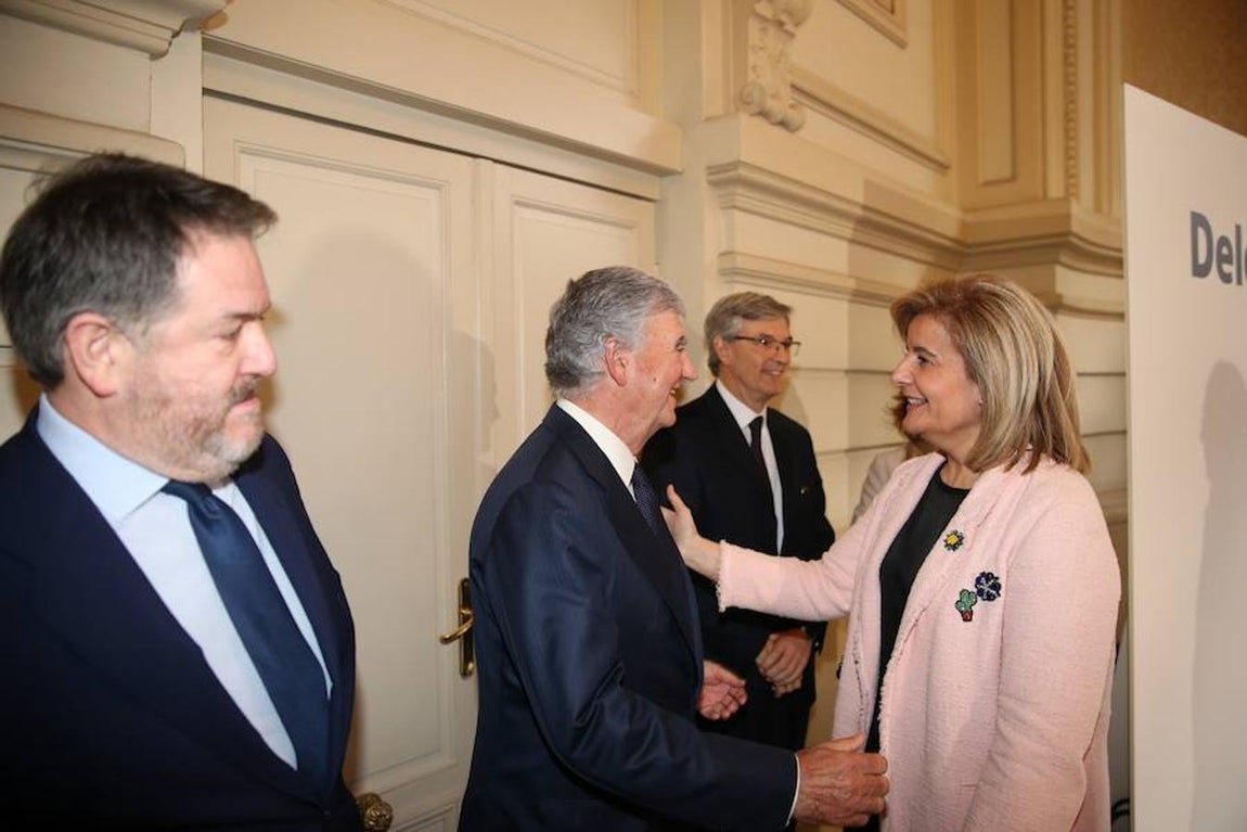 La ministra de Empleo, Fátima Báñez, saluda a su llegada al Foro ABC-Deloitte, celebrado este jueves en el Casino de Madrid.. 