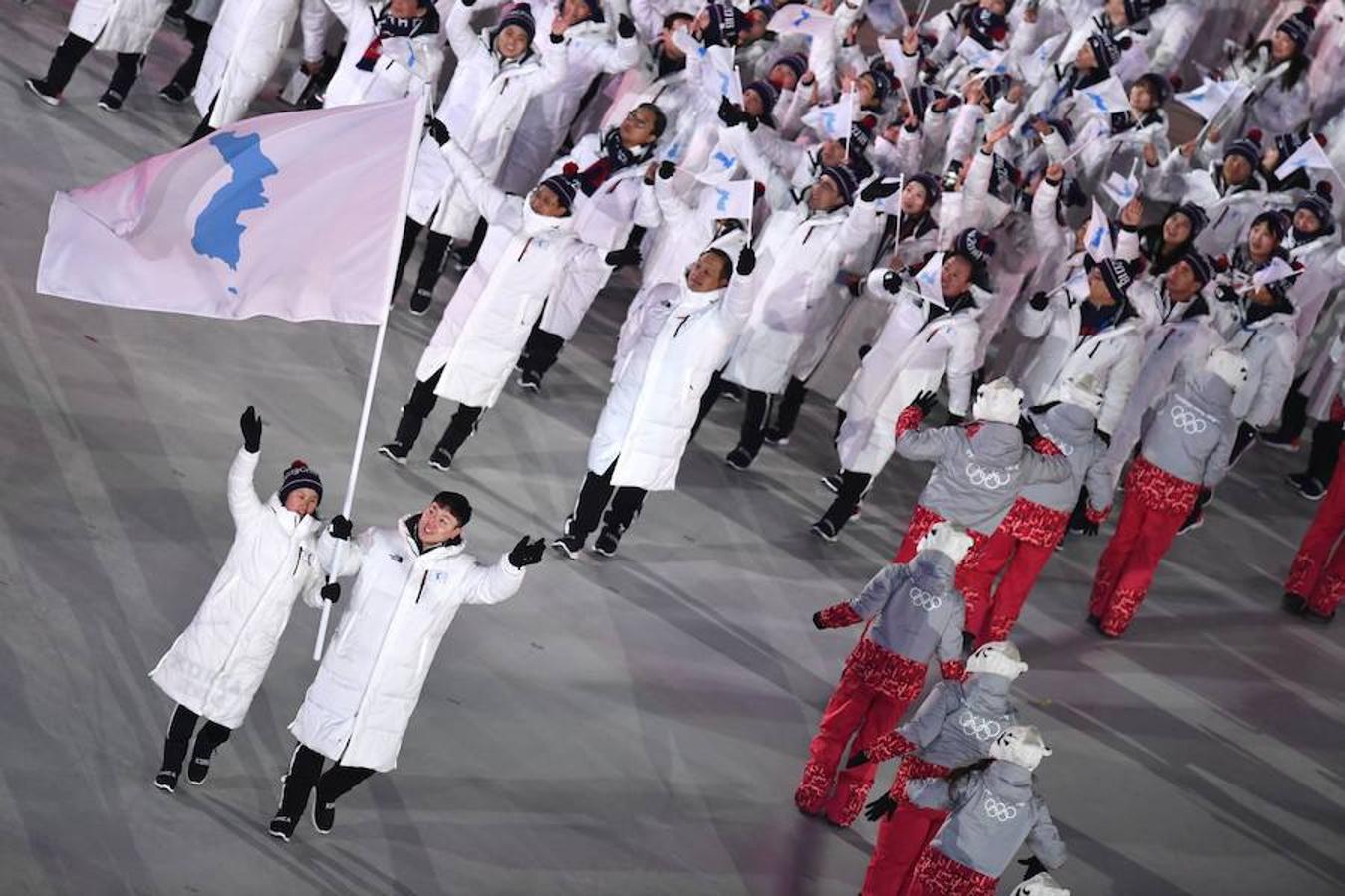 Los deportistas de Corea del Norte y Corea del Sur han desfilado de forma conjunta durante la inauguración. 
