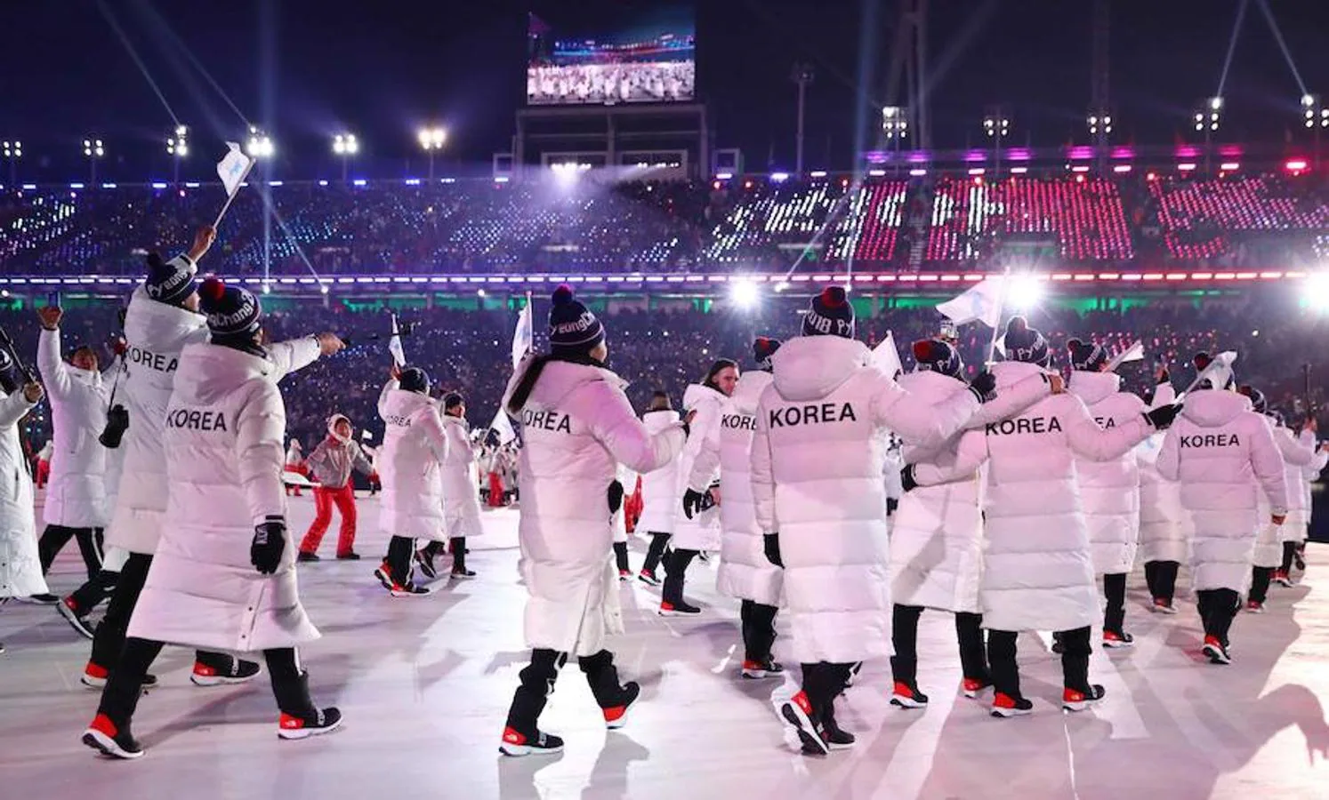 Los deportistas de Corea del Norte y Corea del Sur han desfilado y competirán de forma conjunta durante la inauguración. 