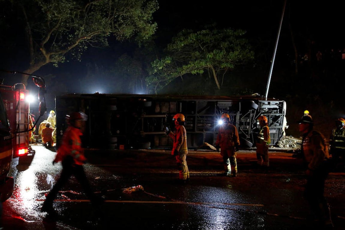 E autobús ha quedado totalmente destrozado. 