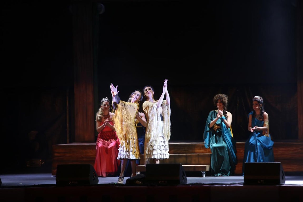 FOTOS: Gran ambiente en el pregón y en la 1ª noche de sábado de carnaval