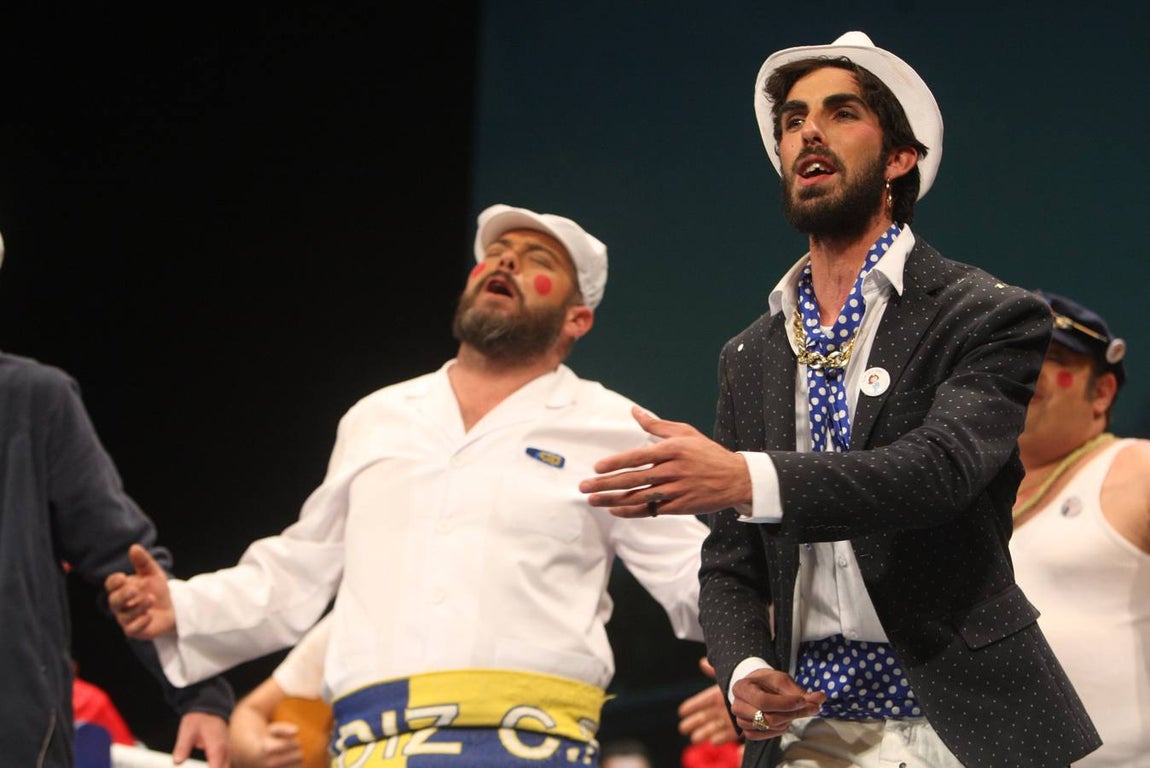 FOTOS: Chirigota Cai de miarma (7,20) en la Final del Falla. Carnaval de Cádiz 2018