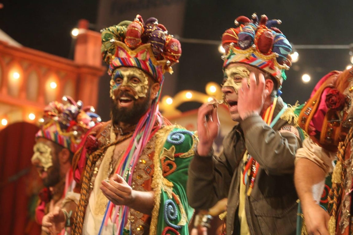 FOTOS: Comparsa El perro andalú en la Final del Falla. Carnaval de Cádiz 2018