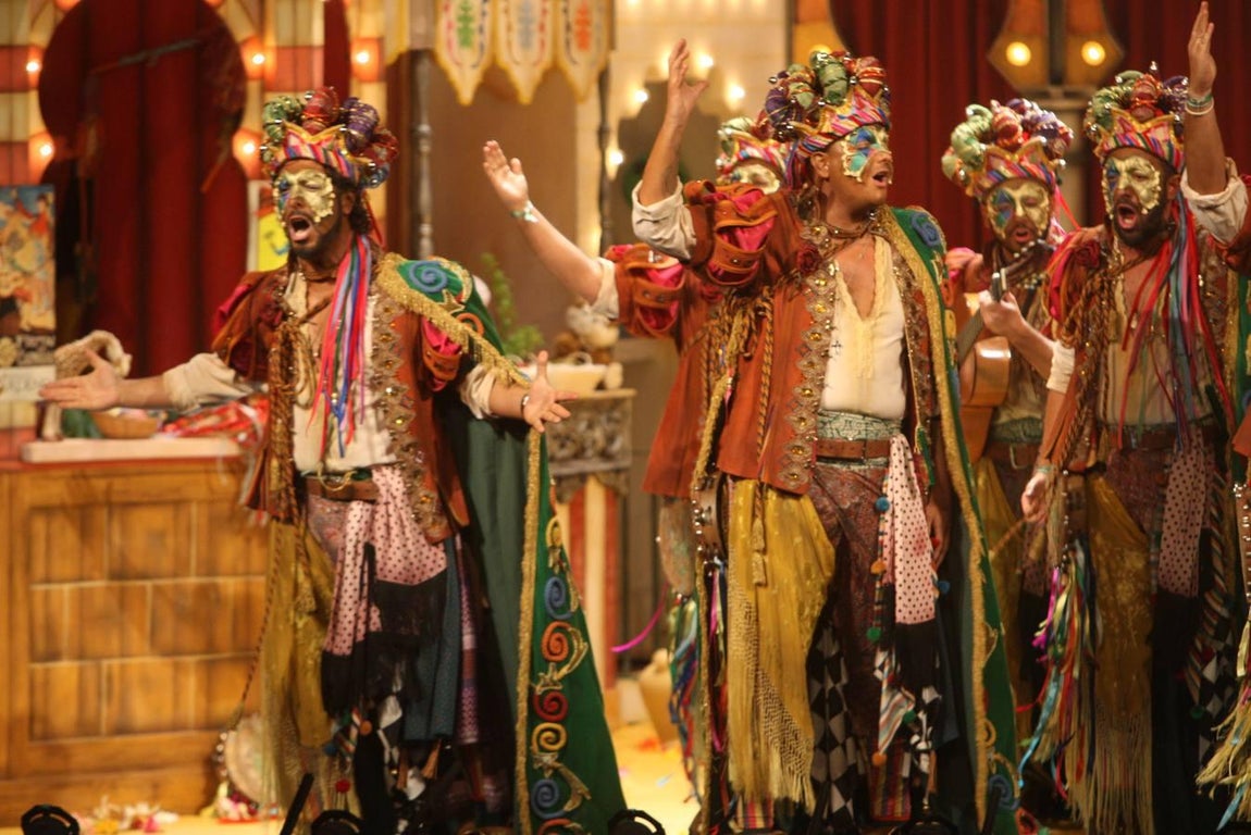 FOTOS: Comparsa El perro andalú en la Final del Falla. Carnaval de Cádiz 2018