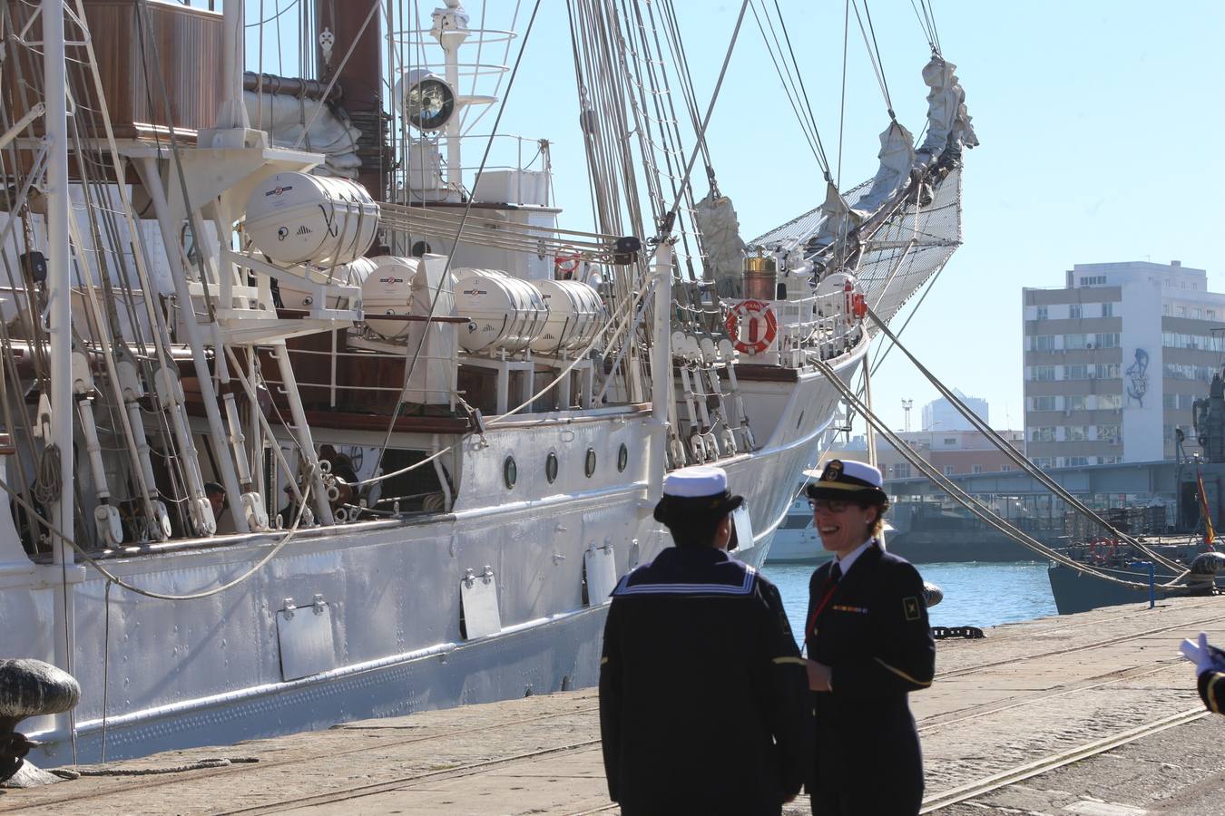 Emotiva despedida de Cádiz a su buque escuela Elcano