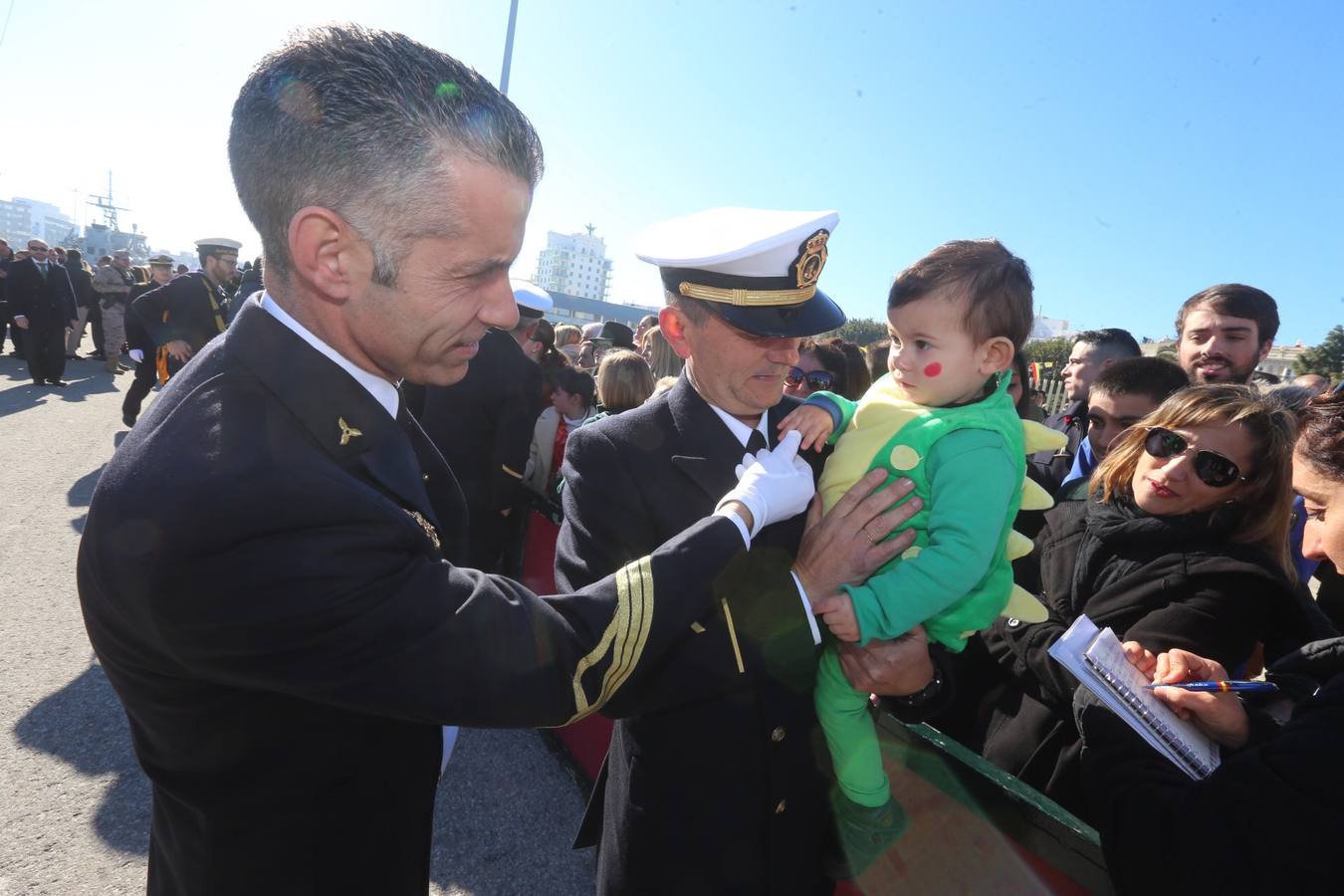 Emotiva despedida de Cádiz a su buque escuela Elcano