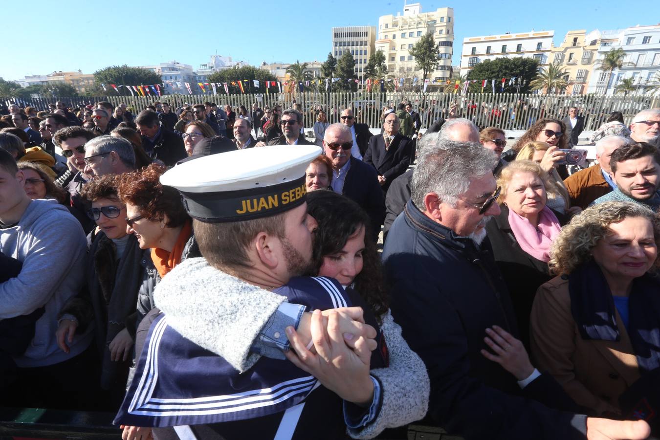 Emotiva despedida de Cádiz a su buque escuela Elcano