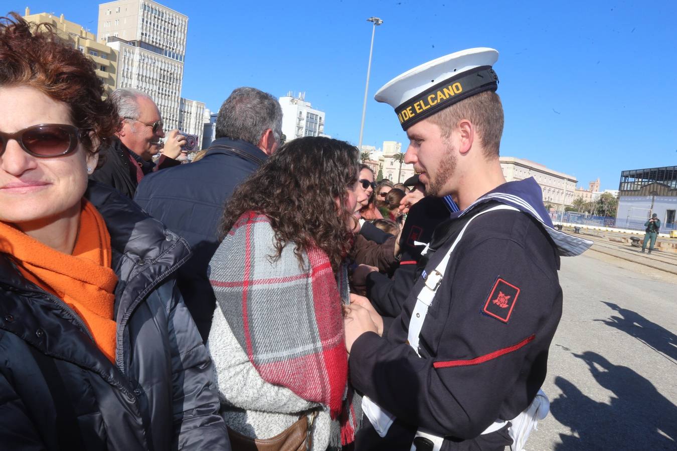 Emotiva despedida de Cádiz a su buque escuela Elcano