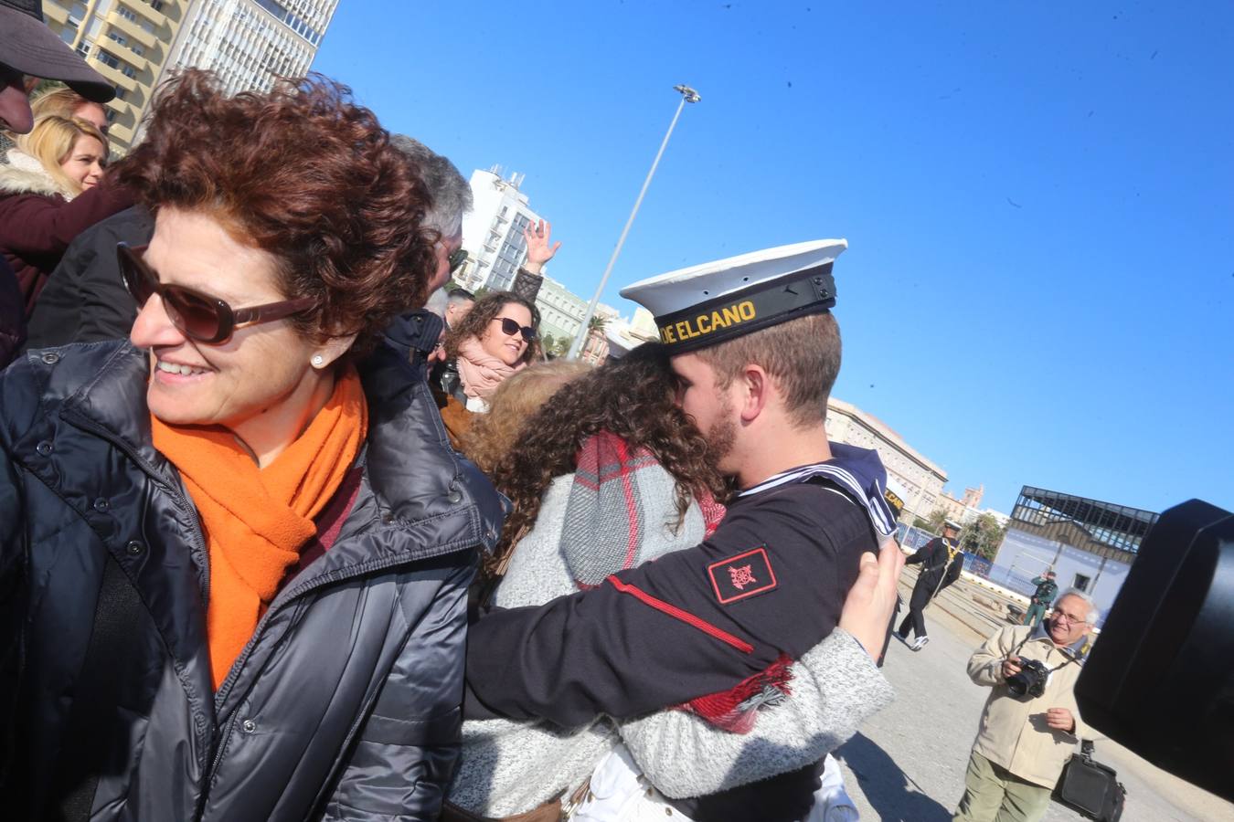 Emotiva despedida de Cádiz a su buque escuela Elcano