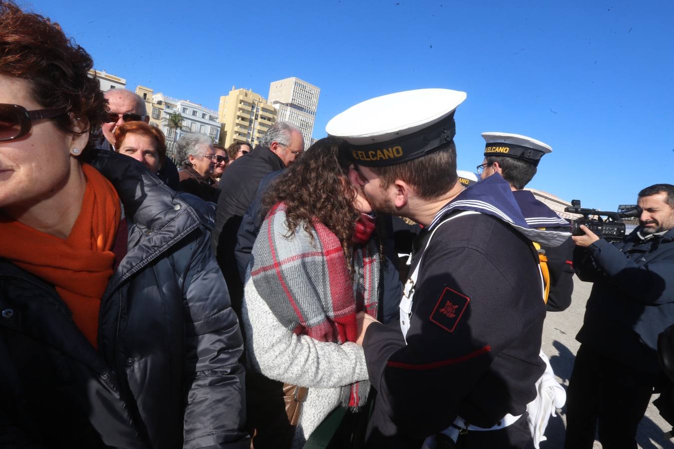 Emotiva despedida de Cádiz a su buque escuela Elcano