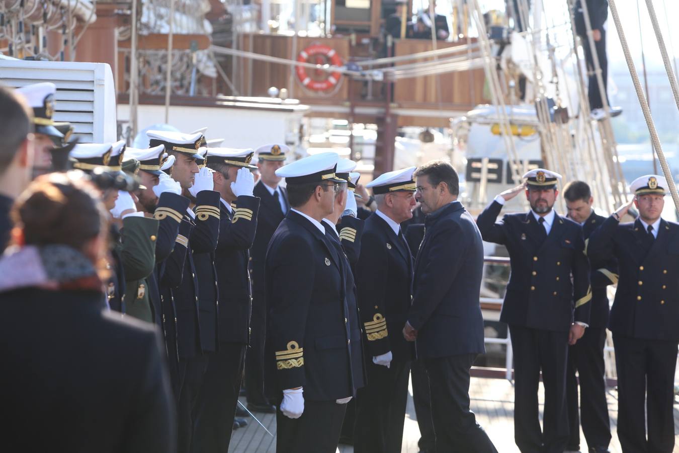 Emotiva despedida de Cádiz a su buque escuela Elcano