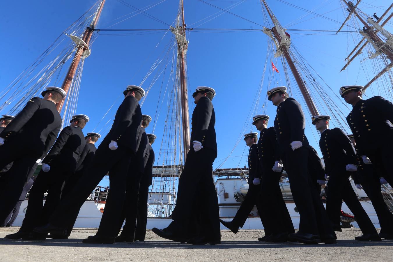 Emotiva despedida de Cádiz a su buque escuela Elcano